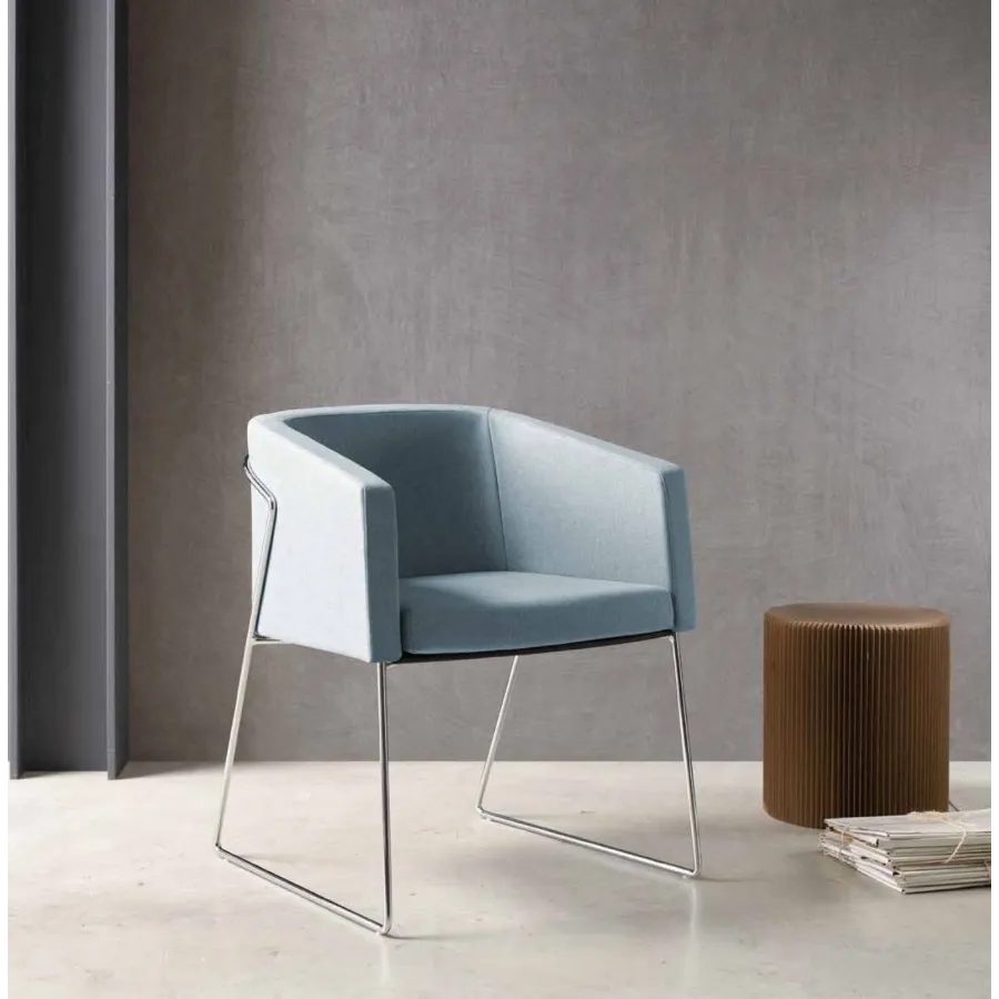 Sillón tapizado Artis con estructura metálica personalizable