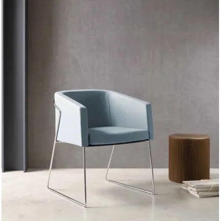 Sillón tapizado Artis con estructura metálica personalizable
