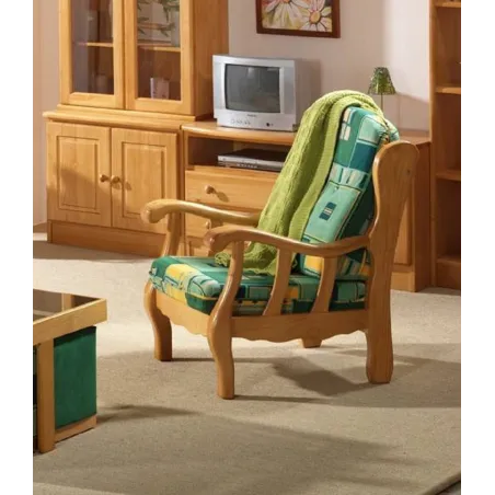 Sillón Provenzal moderno con estructura de madera vista