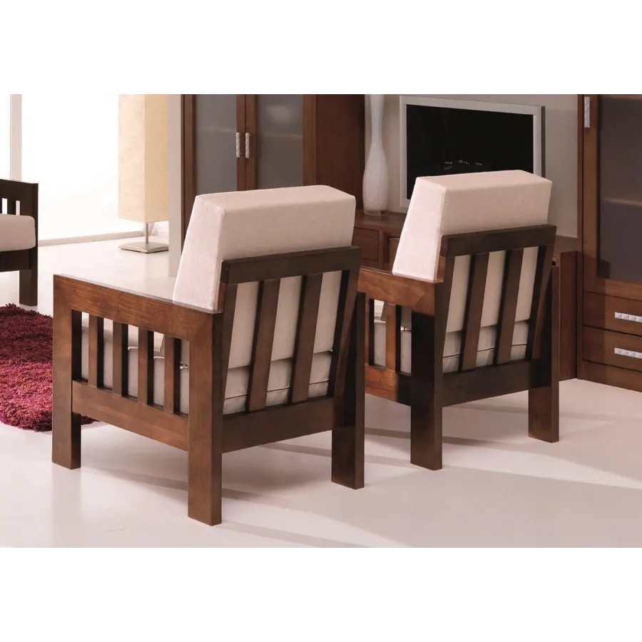 Sillón colonial moderno con estructura de madera vista
