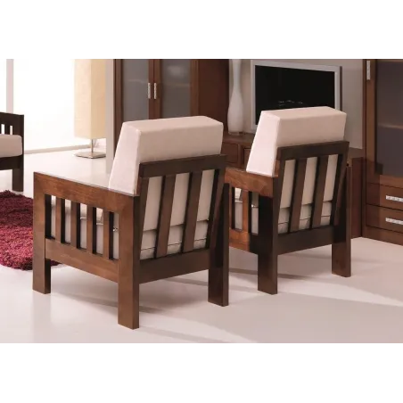 Sillón colonial moderno con estructura de madera vista