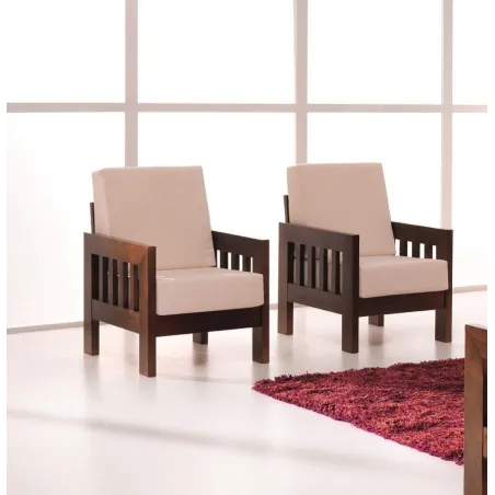 Sillón colonial moderno con estructura de madera vista