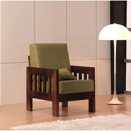 Sillón colonial moderno con estructura de madera vista