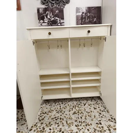 Zapatero tallado blanco roto