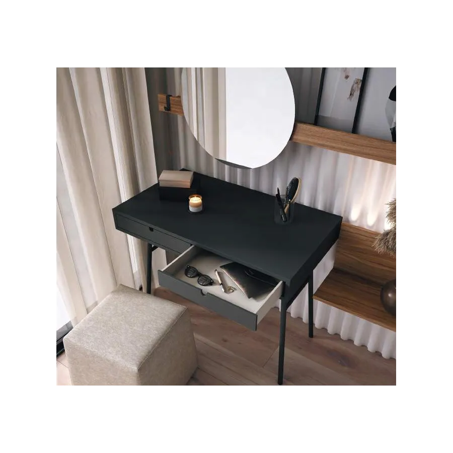 Dormitorio con cama completa tapizada