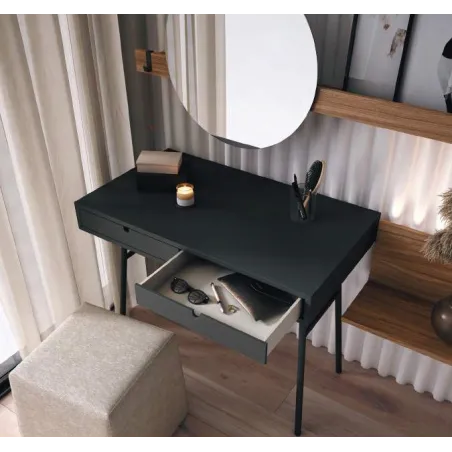 Dormitorio con cama completa tapizada